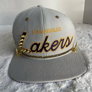 Los Ángeles Lakers Rare Hat With Gold Spikes Gray Trucker Hat